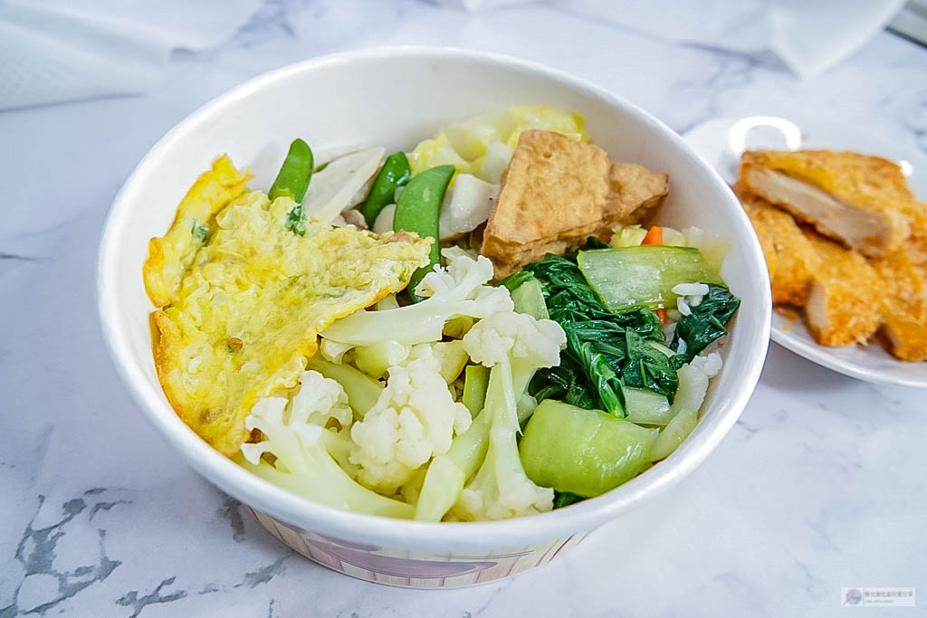 桃園龜山美食。盤點7間龜山后街百元以內的美味便當店懶人包/清爽松阪豬便當 人氣燒臘便當 健康健身便當 不油膩的油飯便當/百味佳 義成美食坊 綸記燒臘 久米本舖 蛋白盒子 巧口快餐 小米食堂 @靜兒貪吃遊玩愛分享 桃園龜山美食。盤點7間龜山后街百元以內的美味便當店懶人包/清爽松阪豬便當 人氣燒臘便當 健康健身便當 不油膩的油飯便當/百味佳 義成美食坊 綸記燒臘 久米本舖 蛋白盒子 巧口快餐 小米食堂 @靜兒貪吃遊玩愛分享