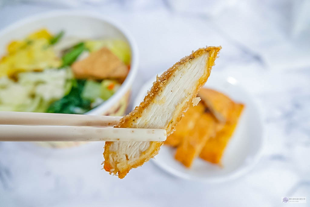 桃園龜山美食。盤點7間龜山后街百元以內的美味便當店懶人包/清爽松阪豬便當 人氣燒臘便當 健康健身便當 不油膩的油飯便當/百味佳 義成美食坊 綸記燒臘 久米本舖 蛋白盒子 巧口快餐 小米食堂 @靜兒貪吃遊玩愛分享 桃園龜山美食。盤點7間龜山后街百元以內的美味便當店懶人包/清爽松阪豬便當 人氣燒臘便當 健康健身便當 不油膩的油飯便當/百味佳 義成美食坊 綸記燒臘 久米本舖 蛋白盒子 巧口快餐 小米食堂 @靜兒貪吃遊玩愛分享
