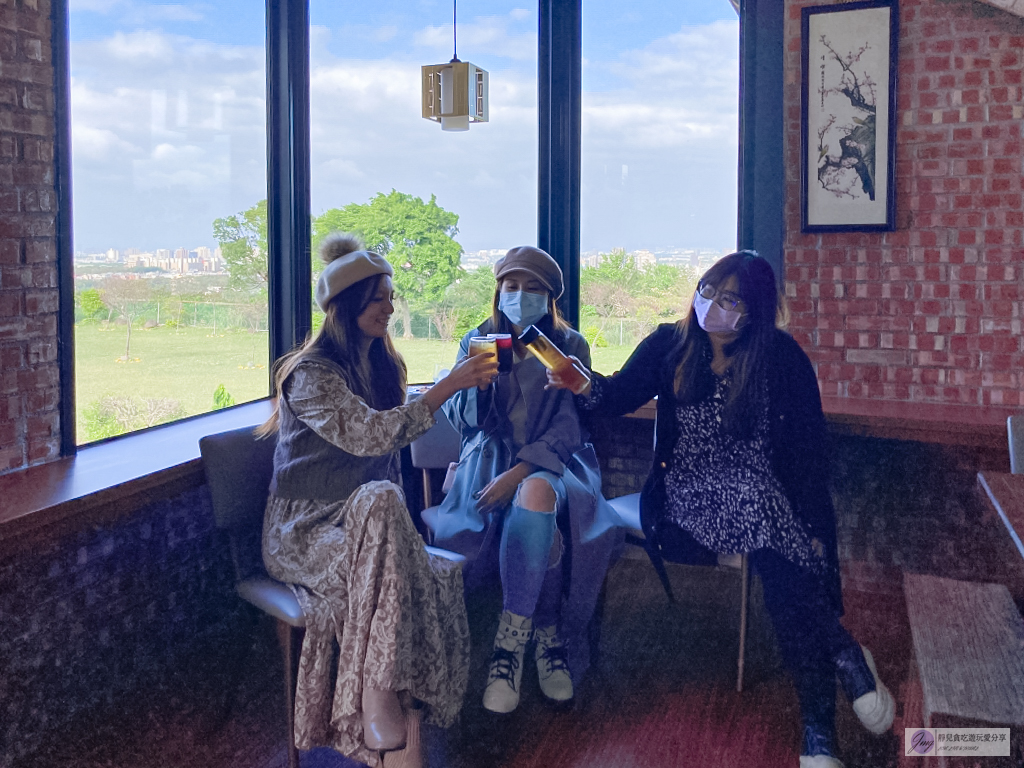 桃園龍潭美食-驛庭-紅磚老屋270&deg;玻璃窗龍潭美景，隱藏在全台最大瑤池金母廟旁的秘境咖啡廳，吸睛迷你的紅龜粿 @靜兒貪吃遊玩愛分享