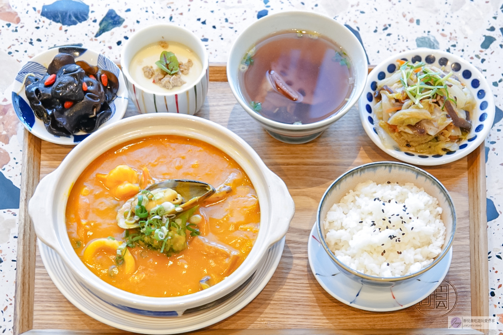 桃園美食-湯明茶樓-來自新竹50年老宅品牌,百貨裡的老式仿古摩登鐵花窗,嚴選台灣好茶佐新式台菜料理 @靜兒貪吃遊玩愛分享 桃園美食-湯明茶樓-來自新竹50年老宅品牌,百貨裡的老式仿古摩登鐵花窗,嚴選台灣好茶佐新式台菜料理 @靜兒貪吃遊玩愛分享