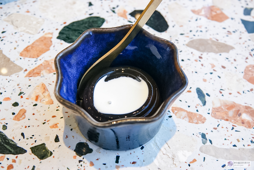 桃園美食-湯明茶樓-來自新竹50年老宅品牌,百貨裡的老式仿古摩登鐵花窗,嚴選台灣好茶佐新式台菜料理 @靜兒貪吃遊玩愛分享 桃園美食-湯明茶樓-來自新竹50年老宅品牌,百貨裡的老式仿古摩登鐵花窗,嚴選台灣好茶佐新式台菜料理 @靜兒貪吃遊玩愛分享