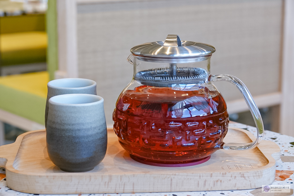 桃園美食-湯明茶樓-來自新竹50年老宅品牌,百貨裡的老式仿古摩登鐵花窗,嚴選台灣好茶佐新式台菜料理 @靜兒貪吃遊玩愛分享 桃園美食-湯明茶樓-來自新竹50年老宅品牌,百貨裡的老式仿古摩登鐵花窗,嚴選台灣好茶佐新式台菜料理 @靜兒貪吃遊玩愛分享