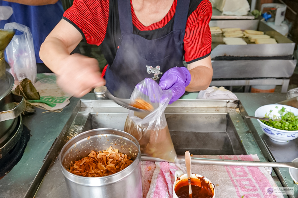 彰化員林美食-東門賴家碗粿-超過60年老字號!在地古早味排隊銅板小吃,芋蔥超大顆才25元 @靜兒貪吃遊玩愛分享 彰化員林美食-東門賴家碗粿-超過60年老字號!在地古早味排隊銅板小吃,芋蔥超大顆才25元 @靜兒貪吃遊玩愛分享