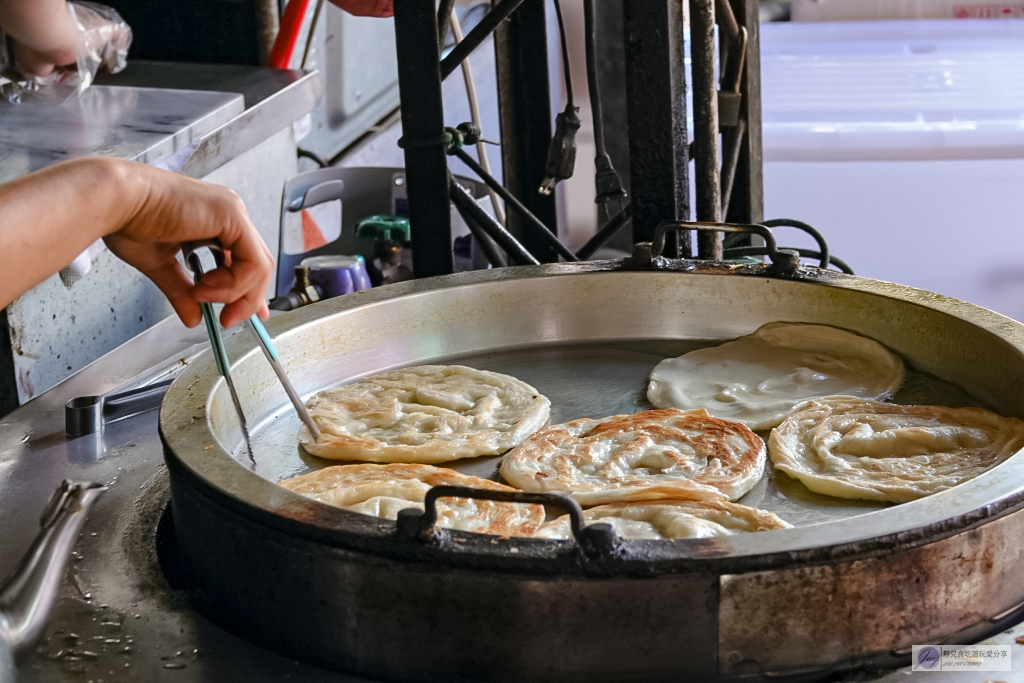桃園中壢美食-忠貞甩餅-傳承30年以上,外皮酥脆的特色甩餅,多達8種甜鹹口味 @靜兒貪吃遊玩愛分享 桃園中壢美食-忠貞甩餅-傳承30年以上,外皮酥脆的特色甩餅,多達8種甜鹹口味 @靜兒貪吃遊玩愛分享