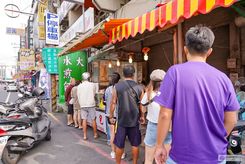彰化員林美食-點頭大餅水煎包-秒殺水煎包,超滿餡料17元,6大鐵鍋還應付不了排隊人潮 @靜兒貪吃遊玩愛分享 彰化員林美食-點頭大餅水煎包-秒殺水煎包,超滿餡料17元,6大鐵鍋還應付不了排隊人潮 @靜兒貪吃遊玩愛分享
