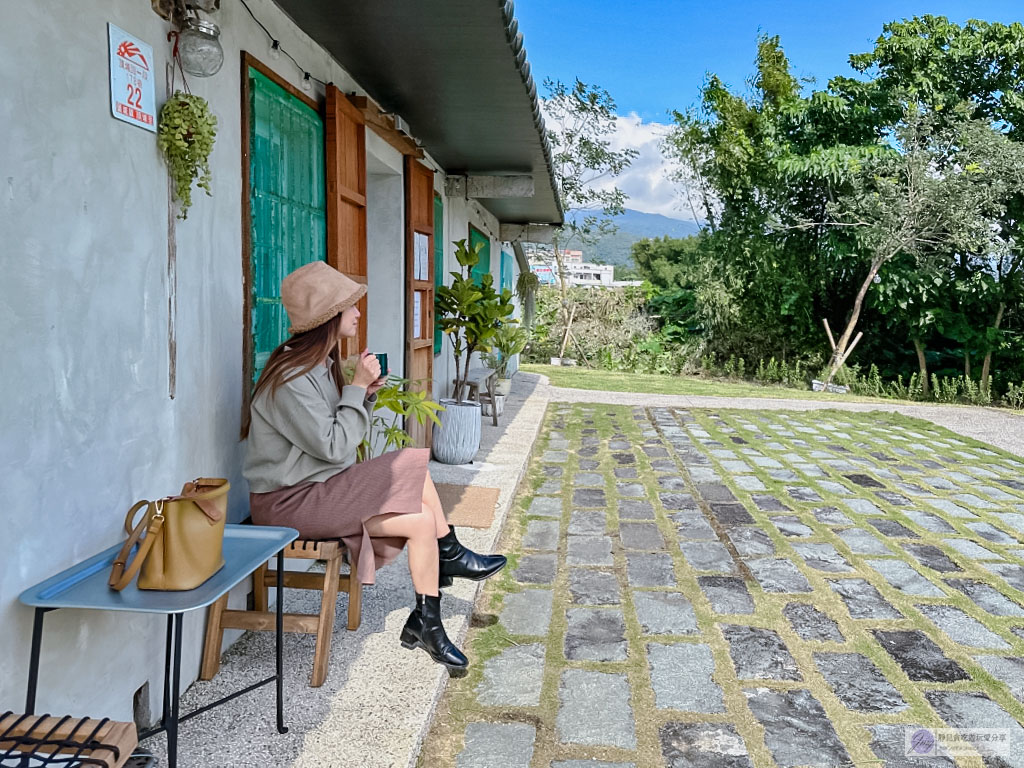 宜蘭頭城美食-小溪邊咖啡 Caf&eacute; Le Ruisseau-隱藏在郊區！背山面溪超Chill，老宅改造復古文青咖啡廳/寵物友善 @靜兒貪吃遊玩愛分享