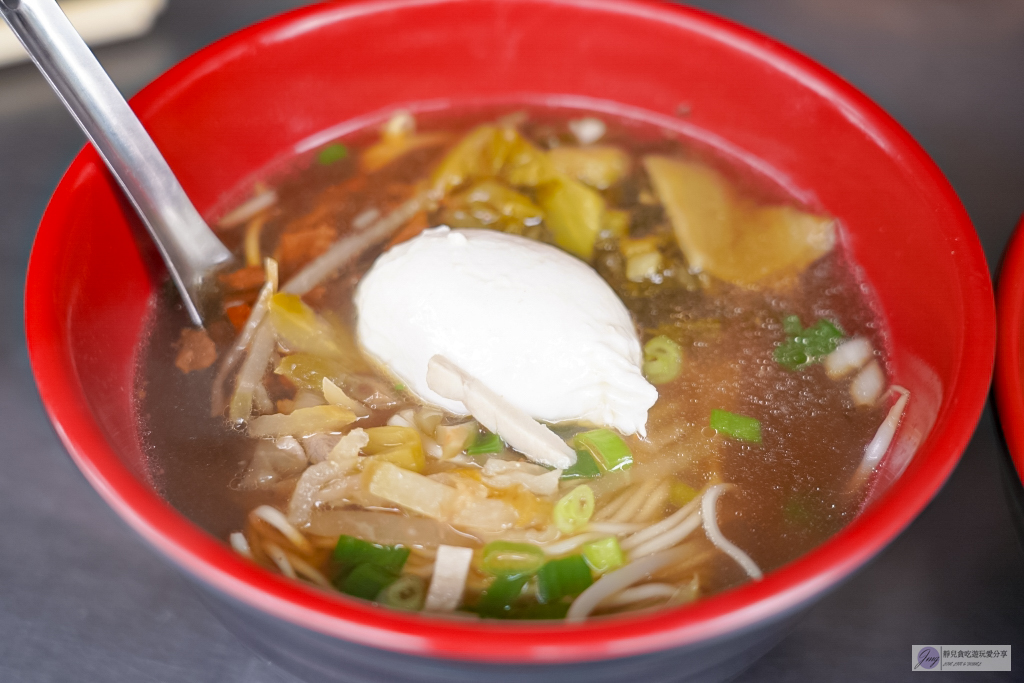 新竹美食-三廠麵店-在地熱門排隊美食!牛肉湯麵才40元,牛肉麵也只要70元,每日限量售完為止 @靜兒貪吃遊玩愛分享 新竹美食-三廠麵店-在地熱門排隊美食!牛肉湯麵才40元,牛肉麵也只要70元,每日限量售完為止 @靜兒貪吃遊玩愛分享