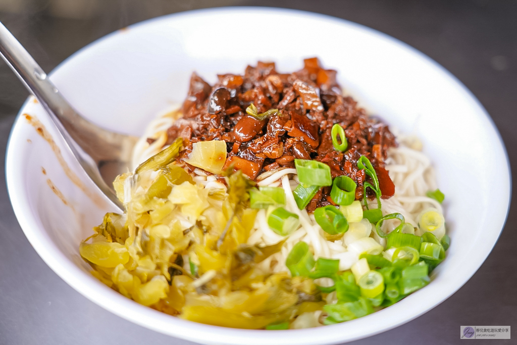新竹美食-三廠麵店-在地熱門排隊美食!牛肉湯麵才40元,牛肉麵也只要70元,每日限量售完為止 @靜兒貪吃遊玩愛分享 新竹美食-三廠麵店-在地熱門排隊美食!牛肉湯麵才40元,牛肉麵也只要70元,每日限量售完為止 @靜兒貪吃遊玩愛分享