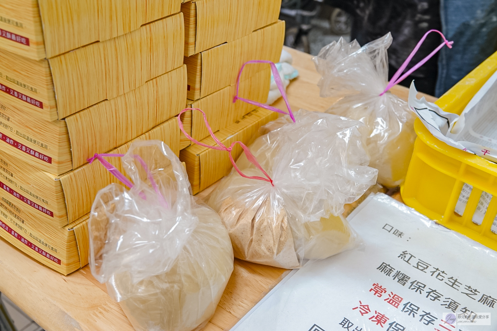 花蓮美食-阿傳師手工麻糬-在地50年老店!!隱藏民宅中的排隊手工麻糬,一顆最低15元 @靜兒貪吃遊玩愛分享 花蓮美食-阿傳師手工麻糬-在地50年老店!!隱藏民宅中的排隊手工麻糬,一顆最低15元 @靜兒貪吃遊玩愛分享