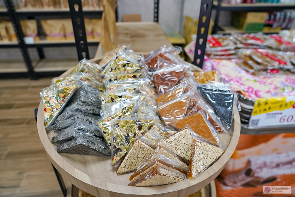 苗栗銅鑼美食-阿財發粿-超人氣必買!比臉大的客家黑糖發粿,NG版也只要60元,濃郁黑糖香軟Q不黏牙,必買伴手禮 @靜兒貪吃遊玩愛分享 苗栗銅鑼美食-阿財發粿-超人氣必買!比臉大的客家黑糖發粿,NG版也只要60元,濃郁黑糖香軟Q不黏牙,必買伴手禮 @靜兒貪吃遊玩愛分享