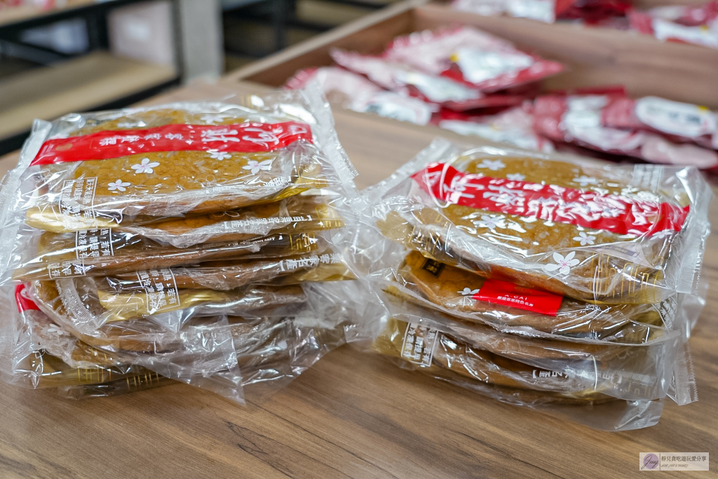 苗栗銅鑼美食-阿財發粿-超人氣必買!比臉大的客家黑糖發粿,NG版也只要60元,濃郁黑糖香軟Q不黏牙,必買伴手禮 @靜兒貪吃遊玩愛分享 苗栗銅鑼美食-阿財發粿-超人氣必買!比臉大的客家黑糖發粿,NG版也只要60元,濃郁黑糖香軟Q不黏牙,必買伴手禮 @靜兒貪吃遊玩愛分享
