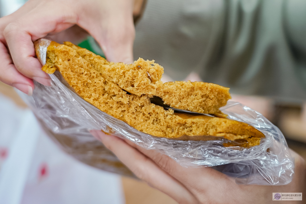 苗栗銅鑼美食-阿財發粿-超人氣必買!比臉大的客家黑糖發粿,NG版也只要60元,濃郁黑糖香軟Q不黏牙,必買伴手禮 @靜兒貪吃遊玩愛分享 苗栗銅鑼美食-阿財發粿-超人氣必買!比臉大的客家黑糖發粿,NG版也只要60元,濃郁黑糖香軟Q不黏牙,必買伴手禮 @靜兒貪吃遊玩愛分享