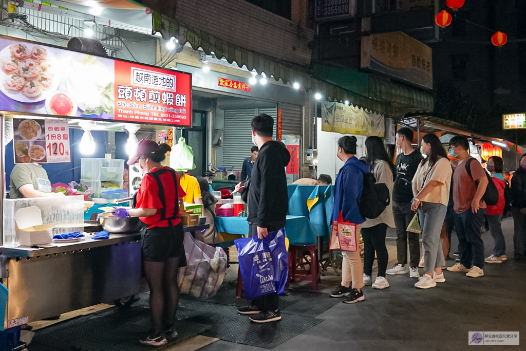 桃園美食-頭頓煎蝦餅-限量飛碟蝦餅!!越南夫妻提早賣完就打烊,獨賣蝦餅每天都排隊,一份120元附生菜盤 @靜兒貪吃遊玩愛分享 桃園美食-頭頓煎蝦餅-限量飛碟蝦餅!!越南夫妻提早賣完就打烊,獨賣蝦餅每天都排隊,一份120元附生菜盤 @靜兒貪吃遊玩愛分享