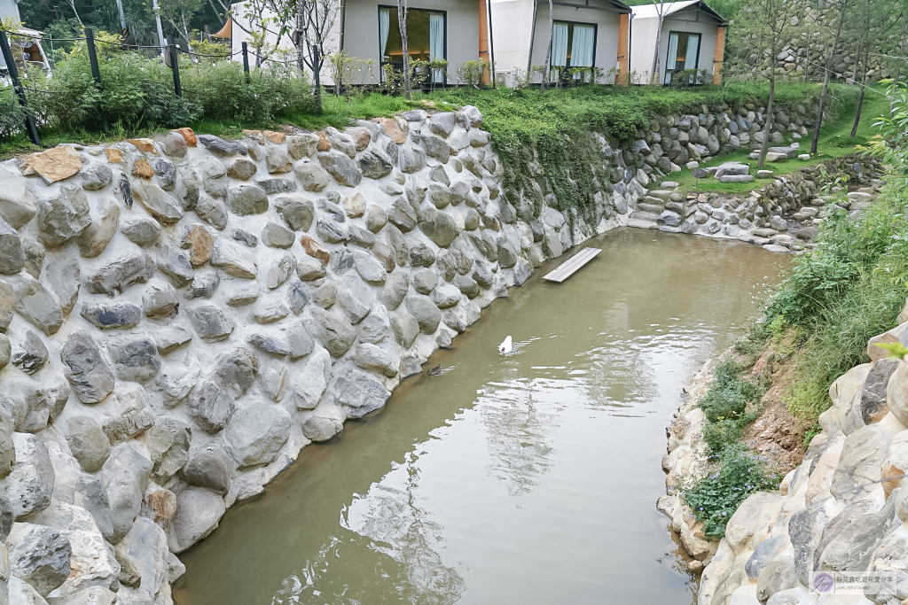 南投住宿-葉子祕境森林系Villa-隱藏在森林秘境裡!佔地1.2萬坪奢華懶人偽露營,一泊二食、兒童戲水池、浪漫星空夜景/鄰近桃米生態村 @靜兒貪吃遊玩愛分享 南投住宿-葉子祕境森林系Villa-隱藏在森林秘境裡!佔地1.2萬坪奢華懶人偽露營,一泊二食、兒童戲水池、浪漫星空夜景/鄰近桃米生態村 @靜兒貪吃遊玩愛分享