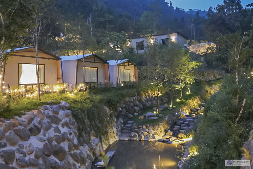 南投住宿-葉子祕境森林系Villa-隱藏在森林秘境裡!佔地1.2萬坪奢華懶人偽露營,一泊二食、兒童戲水池、浪漫星空夜景/鄰近桃米生態村 @靜兒貪吃遊玩愛分享 南投住宿-葉子祕境森林系Villa-隱藏在森林秘境裡!佔地1.2萬坪奢華懶人偽露營,一泊二食、兒童戲水池、浪漫星空夜景/鄰近桃米生態村 @靜兒貪吃遊玩愛分享