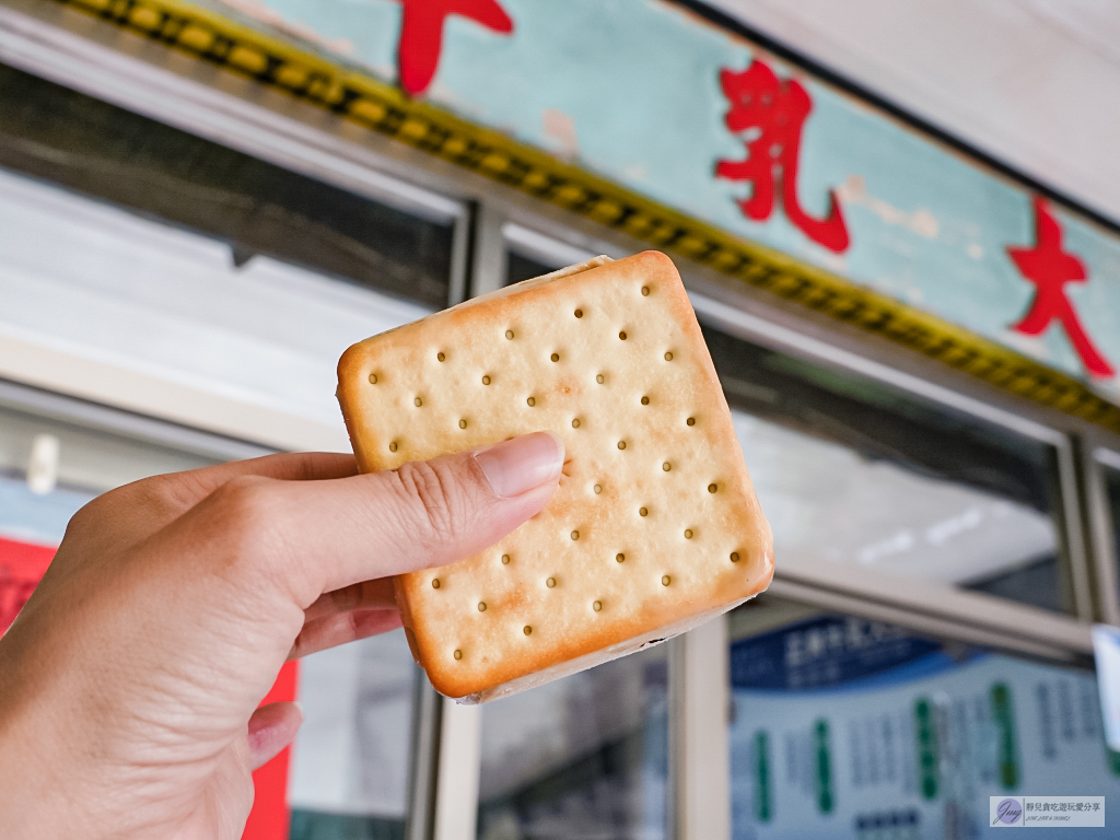 南投美食-正典牛乳大王-眷村裡的古早味!銅板價一顆35元的人氣餅乾三明治冰磚/中興新村第三市場 @靜兒貪吃遊玩愛分享 南投美食-正典牛乳大王-眷村裡的古早味!銅板價一顆35元的人氣餅乾三明治冰磚/中興新村第三市場 @靜兒貪吃遊玩愛分享