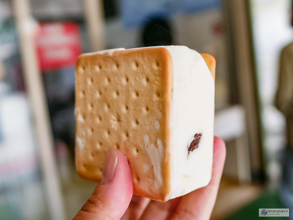 南投美食-正典牛乳大王-眷村裡的古早味!銅板價一顆35元的人氣餅乾三明治冰磚/中興新村第三市場 @靜兒貪吃遊玩愛分享 南投美食-正典牛乳大王-眷村裡的古早味!銅板價一顆35元的人氣餅乾三明治冰磚/中興新村第三市場 @靜兒貪吃遊玩愛分享