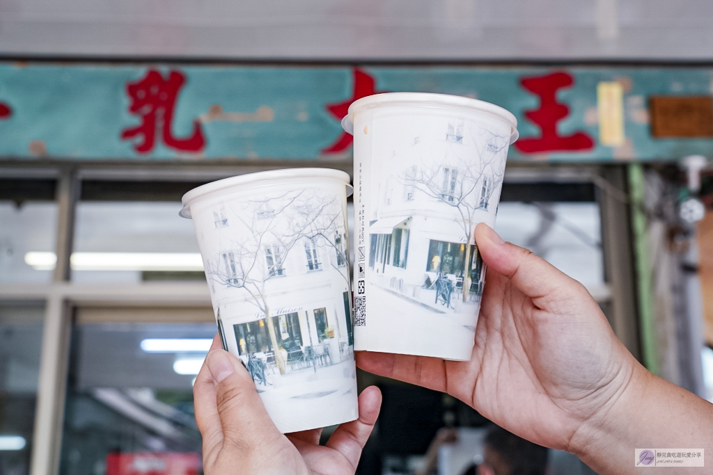 南投美食-正典牛乳大王-眷村裡的古早味!銅板價一顆35元的人氣餅乾三明治冰磚/中興新村第三市場 @靜兒貪吃遊玩愛分享 南投美食-正典牛乳大王-眷村裡的古早味!銅板價一顆35元的人氣餅乾三明治冰磚/中興新村第三市場 @靜兒貪吃遊玩愛分享