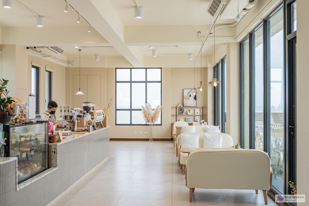 桃園大園美食-橙夕咖啡Afterglow cafe-隱藏在漁港內!韓系溫暖風格,海景第一排的絕美景色,飛機迷賞機聖地/鄰近竹圍漁港 @靜兒貪吃遊玩愛分享 桃園大園美食-橙夕咖啡Afterglow cafe-隱藏在漁港內!韓系溫暖風格,海景第一排的絕美景色,飛機迷賞機聖地/鄰近竹圍漁港 @靜兒貪吃遊玩愛分享
