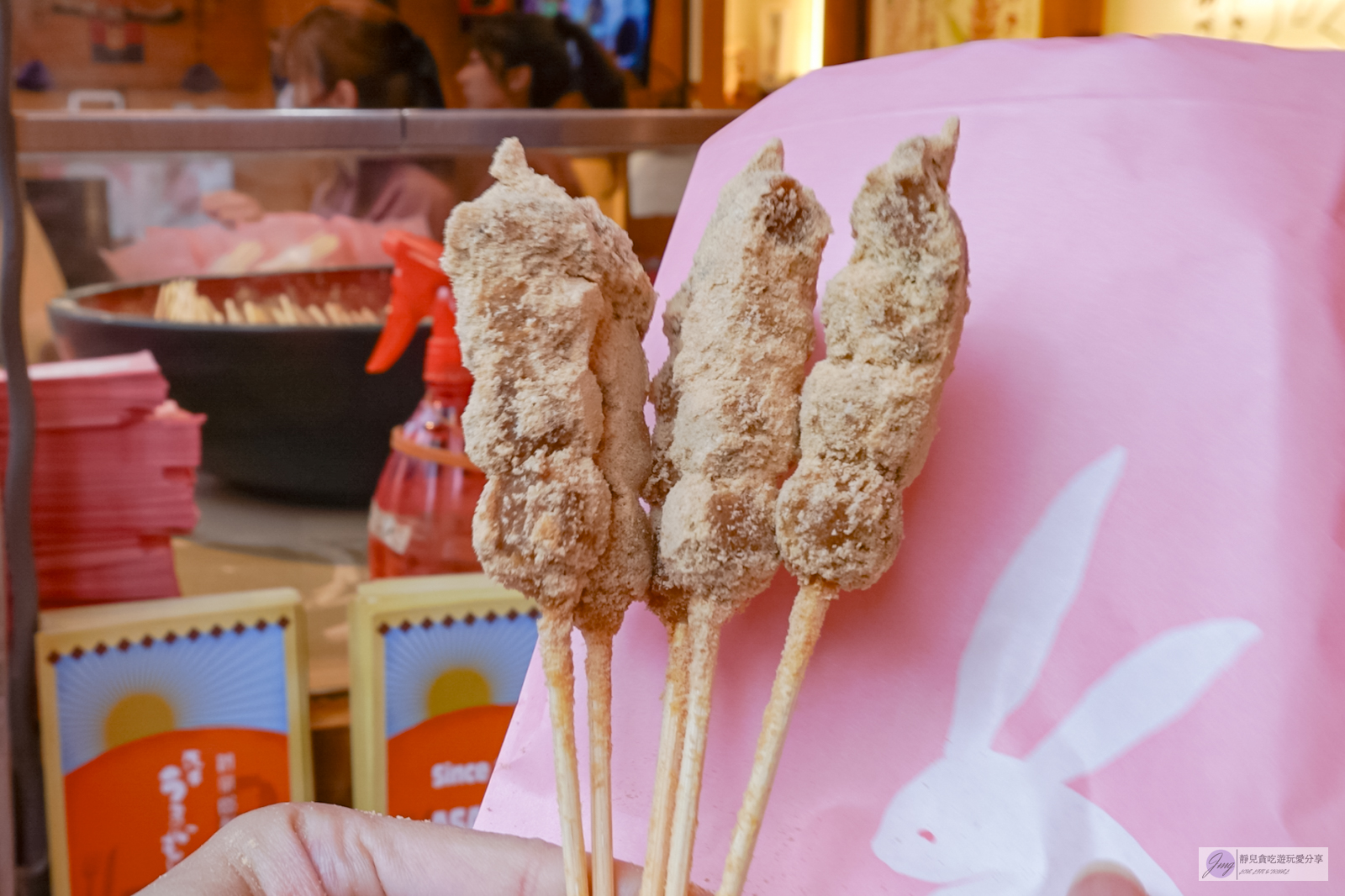 日本淺草美食-淺草吉備糰子-老字號人氣排隊美食!超可愛微甜軟糯的黃豆粉糰子/位仲見世商店街 @靜兒貪吃遊玩愛分享 日本淺草美食-淺草吉備糰子-老字號人氣排隊美食!超可愛微甜軟糯的黃豆粉糰子/位仲見世商店街 @靜兒貪吃遊玩愛分享