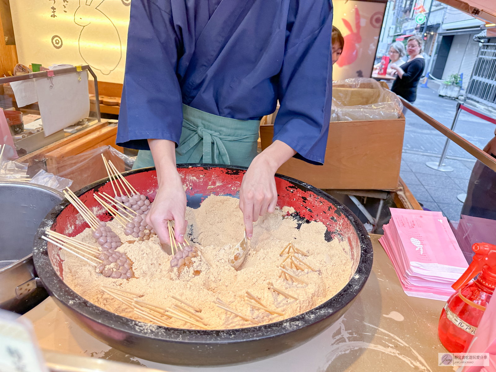 日本淺草美食-淺草吉備糰子-老字號人氣排隊美食!超可愛微甜軟糯的黃豆粉糰子/位仲見世商店街 @靜兒貪吃遊玩愛分享 日本淺草美食-淺草吉備糰子-老字號人氣排隊美食!超可愛微甜軟糯的黃豆粉糰子/位仲見世商店街 @靜兒貪吃遊玩愛分享