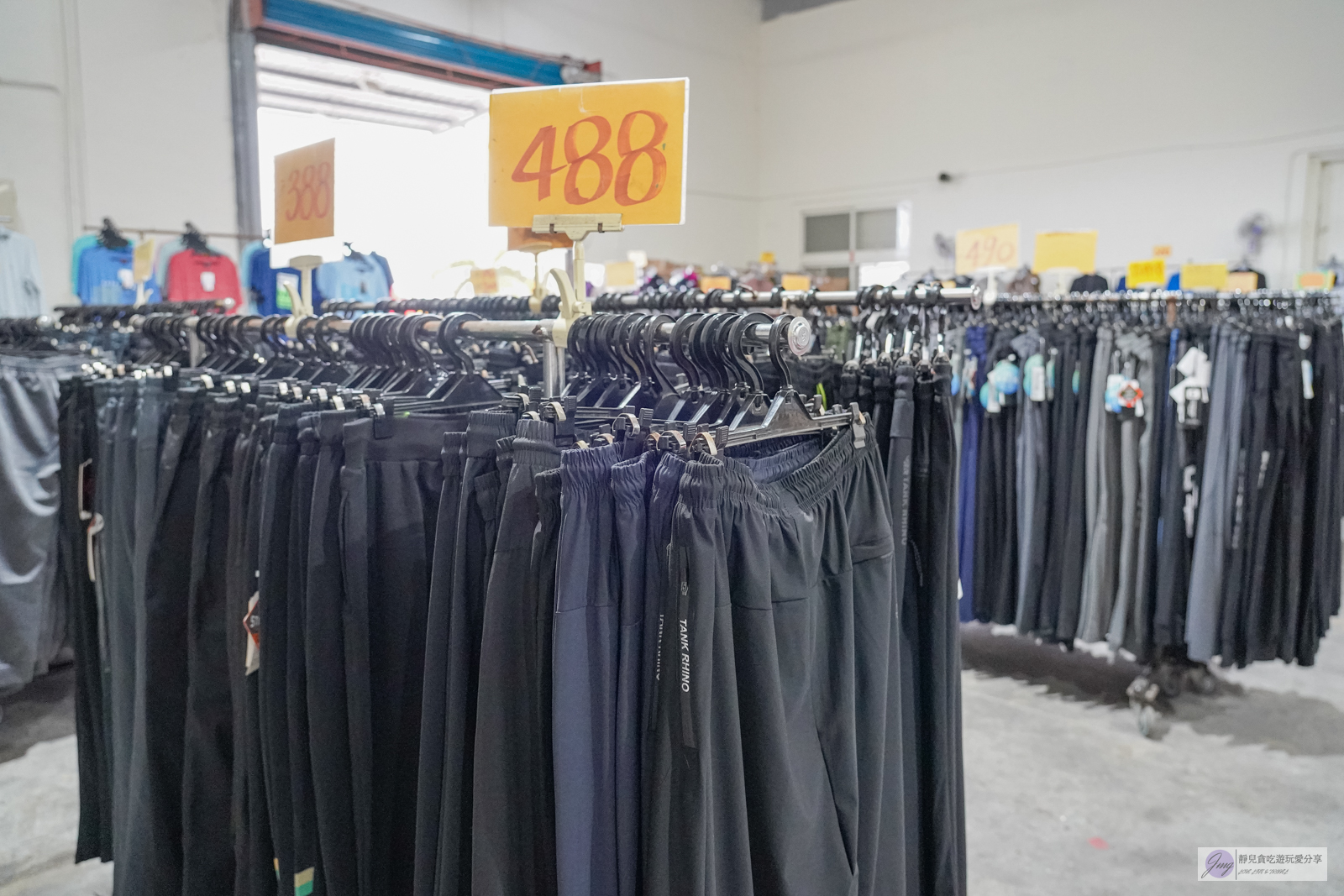台東。糖廠-嘉益牛仔年度特賣會台東場-萬件牛仔褲,休閒T最低100元起,家庭五金用品39元起,寢具床包、NIKE、Adidas、Skechers運動鞋款通通大特價。即日起~11/26號 @靜兒貪吃遊玩愛分享 台東。糖廠-嘉益牛仔年度特賣會台東場-萬件牛仔褲,休閒T最低100元起,家庭五金用品39元起,寢具床包、NIKE、Adidas、Skechers運動鞋款通通大特價。即日起~11/26號 @靜兒貪吃遊玩愛分享