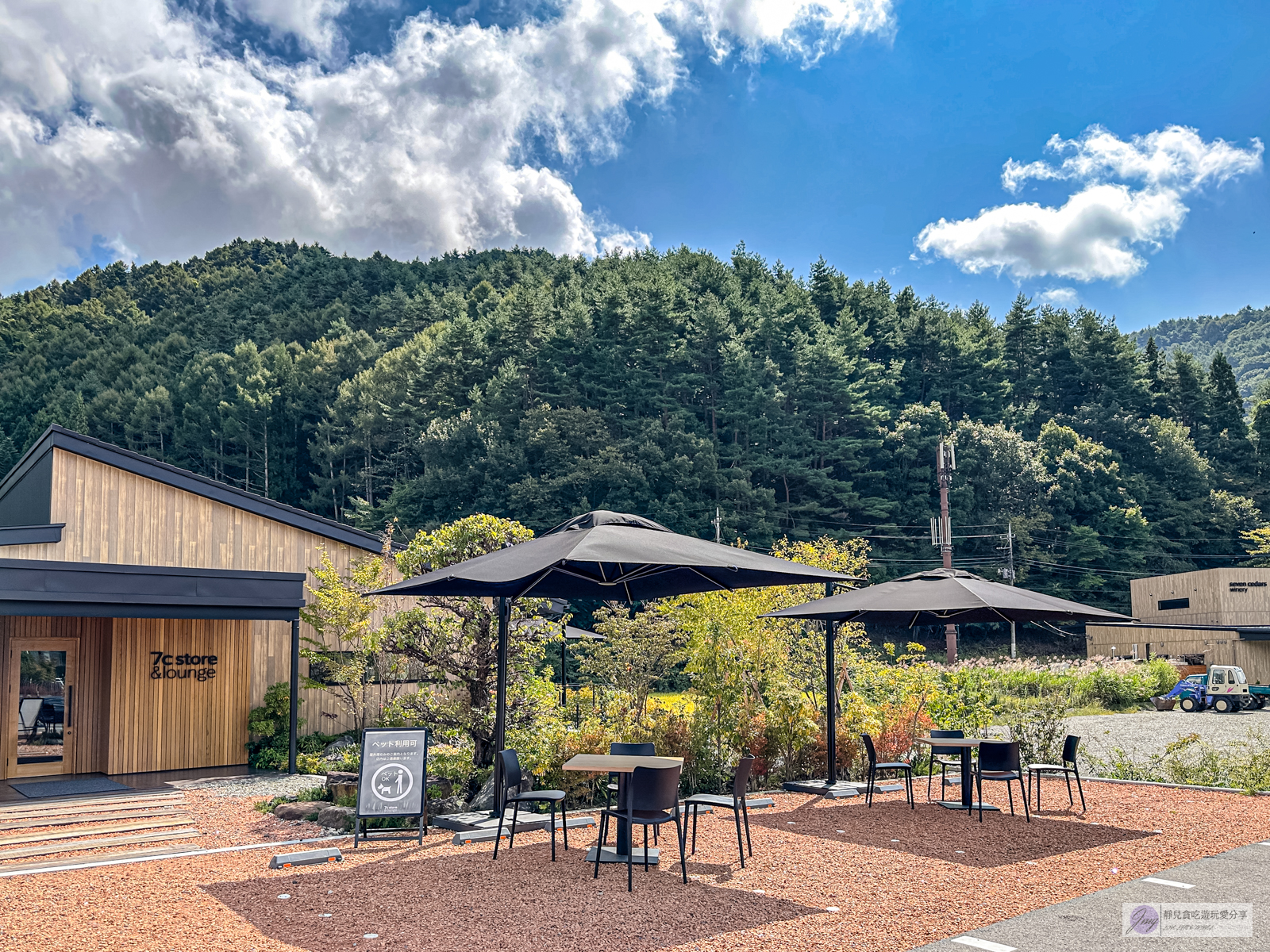 日本山梨美食-7c store&lounge-隱藏在餐酒館裡!黑色系竹炭牛奶霜淇淋,奶味濃郁醇厚,一支135台幣/旅の駅 Kawaguchiko Base內 @靜兒貪吃遊玩愛分享 日本山梨美食-7c store&lounge-隱藏在餐酒館裡!黑色系竹炭牛奶霜淇淋,奶味濃郁醇厚,一支135台幣/旅の駅 Kawaguchiko Base內 @靜兒貪吃遊玩愛分享