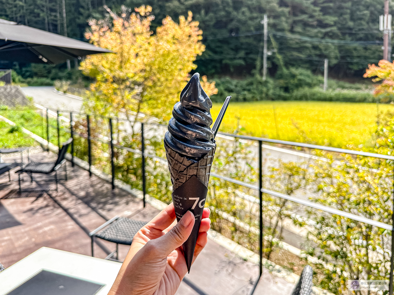 日本山梨美食-7c store&lounge-隱藏在餐酒館裡!黑色系竹炭牛奶霜淇淋,奶味濃郁醇厚,一支135台幣/旅の駅 Kawaguchiko Base內 @靜兒貪吃遊玩愛分享 日本山梨美食-7c store&lounge-隱藏在餐酒館裡!黑色系竹炭牛奶霜淇淋,奶味濃郁醇厚,一支135台幣/旅の駅 Kawaguchiko Base內 @靜兒貪吃遊玩愛分享