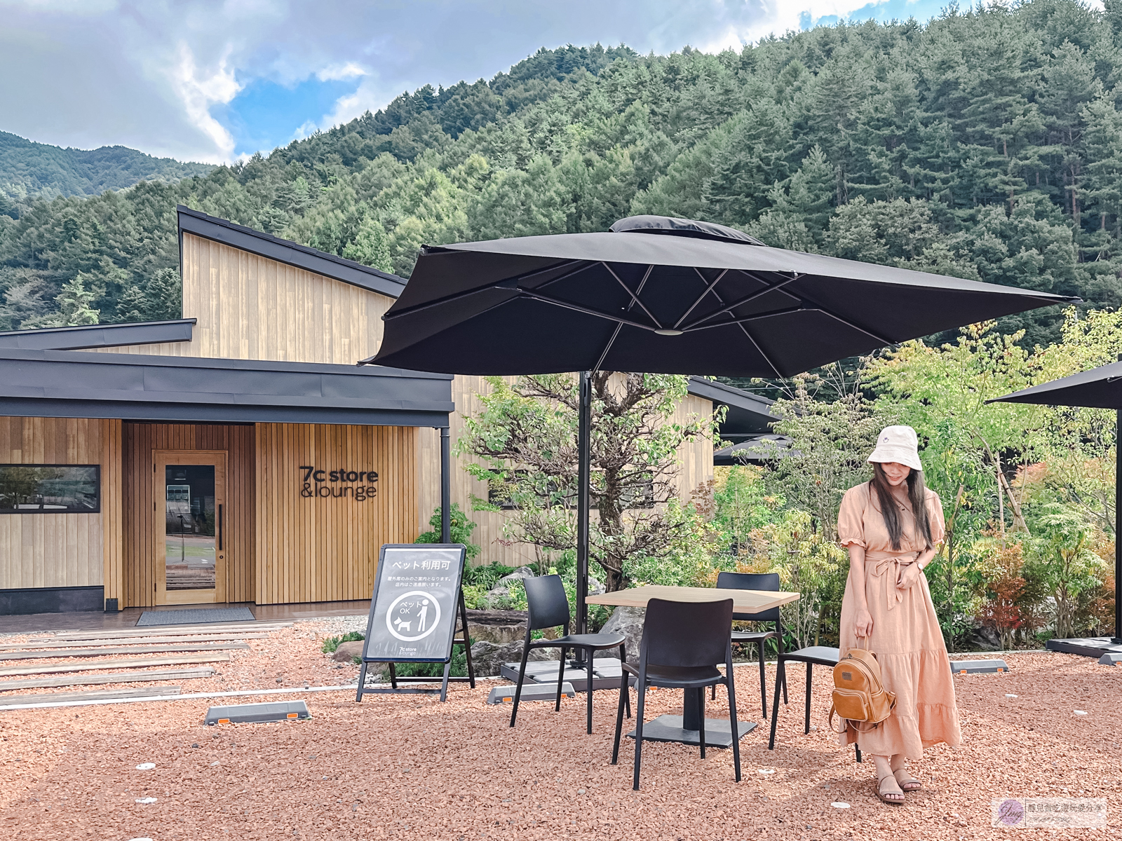 日本山梨美食-7c store&lounge-隱藏在餐酒館裡！黑色系竹炭牛奶霜淇淋，奶味濃郁醇厚，一支135台幣/旅の駅 Kawaguchiko Base內 @靜兒貪吃遊玩愛分享