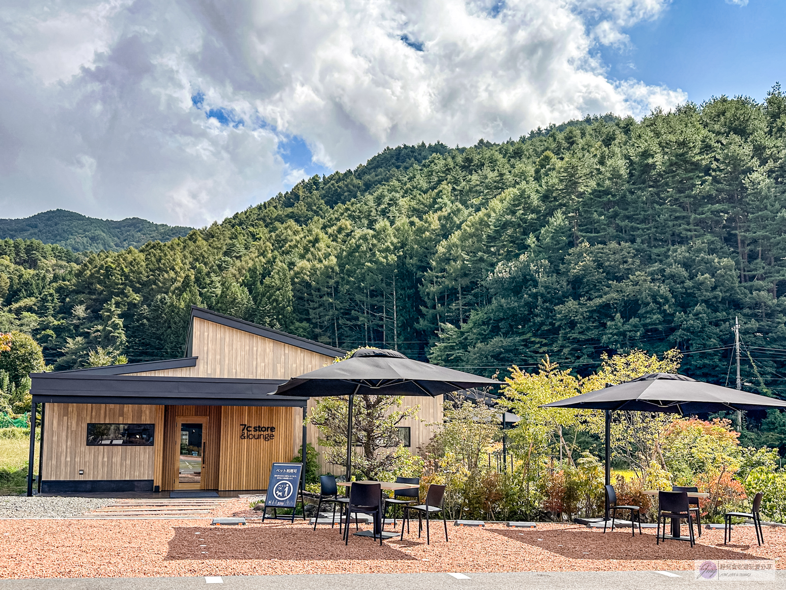 日本山梨美食-7c store&lounge-隱藏在餐酒館裡!黑色系竹炭牛奶霜淇淋,奶味濃郁醇厚,一支135台幣/旅の駅 Kawaguchiko Base內 @靜兒貪吃遊玩愛分享 日本山梨美食-7c store&lounge-隱藏在餐酒館裡!黑色系竹炭牛奶霜淇淋,奶味濃郁醇厚,一支135台幣/旅の駅 Kawaguchiko Base內 @靜兒貪吃遊玩愛分享