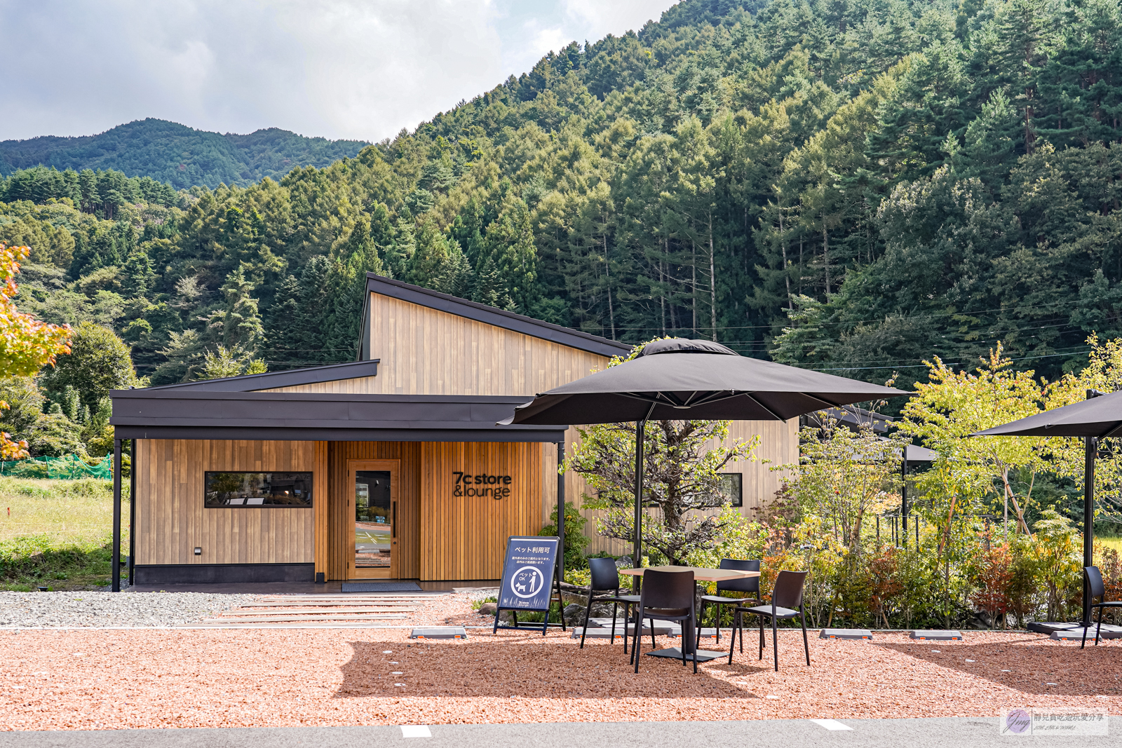 日本山梨美食-7c store&lounge-隱藏在餐酒館裡!黑色系竹炭牛奶霜淇淋,奶味濃郁醇厚,一支135台幣/旅の駅 Kawaguchiko Base內 @靜兒貪吃遊玩愛分享 日本山梨美食-7c store&lounge-隱藏在餐酒館裡!黑色系竹炭牛奶霜淇淋,奶味濃郁醇厚,一支135台幣/旅の駅 Kawaguchiko Base內 @靜兒貪吃遊玩愛分享
