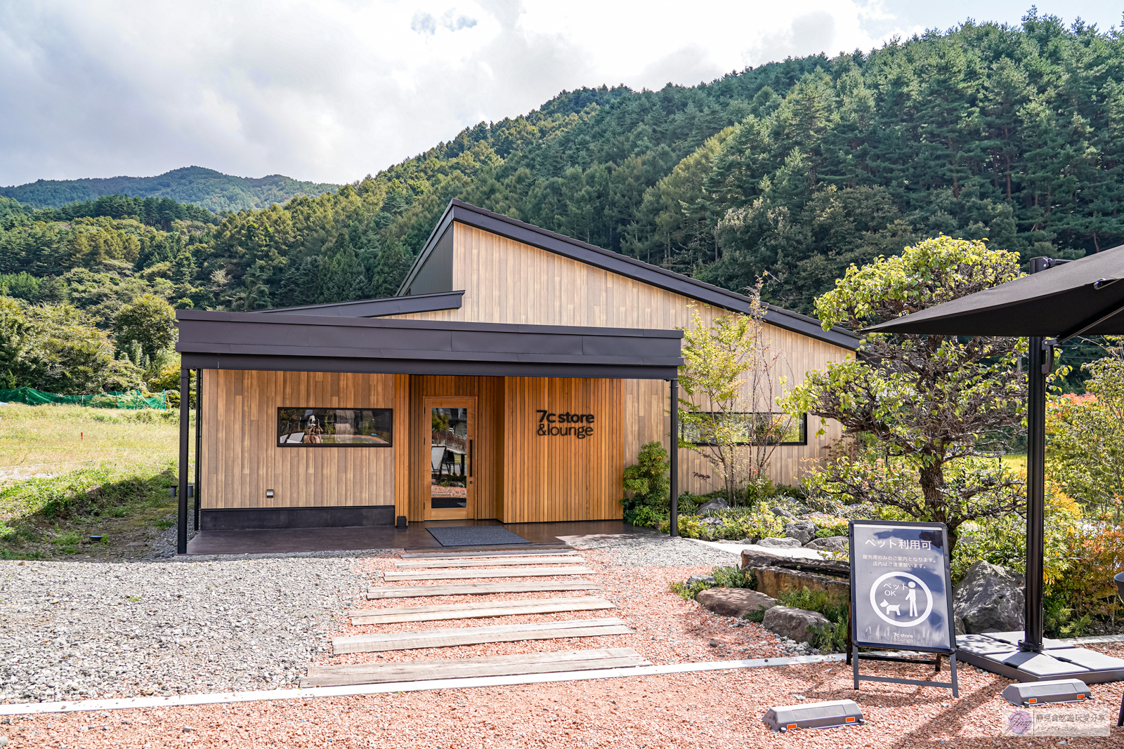 日本山梨美食-7c store&lounge-隱藏在餐酒館裡!黑色系竹炭牛奶霜淇淋,奶味濃郁醇厚,一支135台幣/旅の駅 Kawaguchiko Base內 @靜兒貪吃遊玩愛分享 日本山梨美食-7c store&lounge-隱藏在餐酒館裡!黑色系竹炭牛奶霜淇淋,奶味濃郁醇厚,一支135台幣/旅の駅 Kawaguchiko Base內 @靜兒貪吃遊玩愛分享