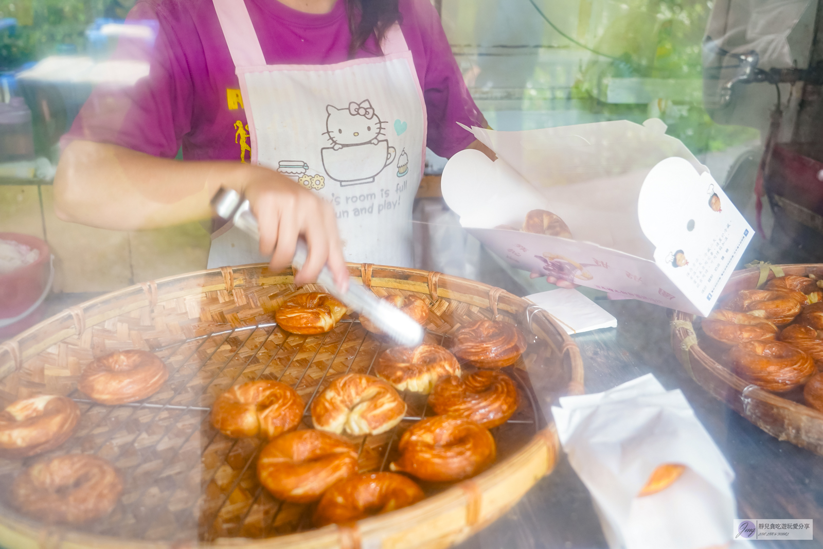 嘉義竹崎美食-百年檜木甜甜圈-百年檜木下！超人氣排隊美食，假日不排1小時買不到，買10送1平均一顆27元/位於奮起湖老街 @靜兒貪吃遊玩愛分享