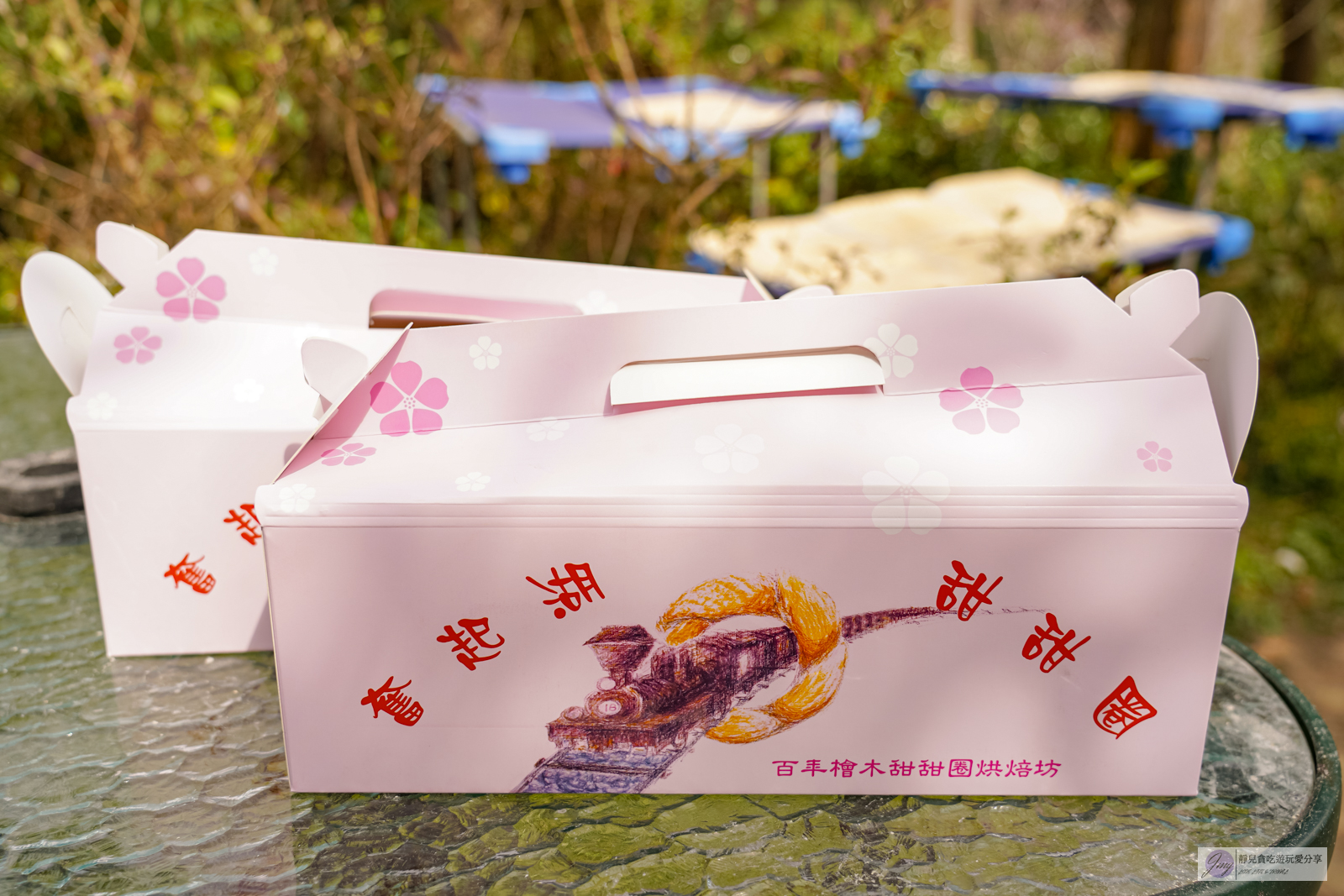 嘉義竹崎美食-百年檜木甜甜圈-百年檜木下！超人氣排隊美食，假日不排1小時買不到，買10送1平均一顆27元/位於奮起湖老街 @靜兒貪吃遊玩愛分享