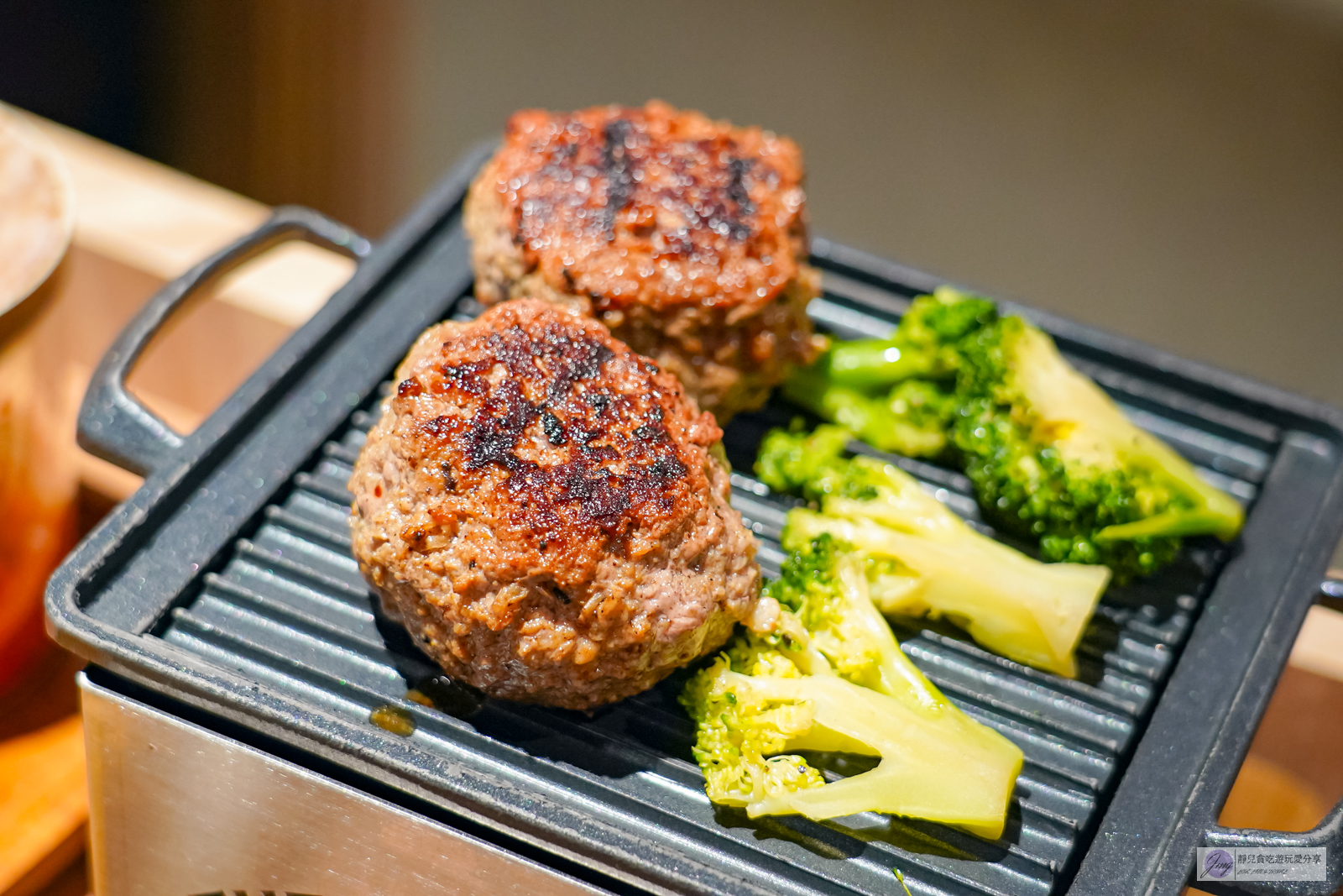 桃園大園美食-肉旨房-預約制!直火炭烤漢堡排定食,鮮蟹肉漢堡排搭配蛋黃超推,挑戰立蛋再送肉排/航棧綠洲店 @靜兒貪吃遊玩愛分享 桃園大園美食-肉旨房-預約制!直火炭烤漢堡排定食,鮮蟹肉漢堡排搭配蛋黃超推,挑戰立蛋再送肉排/航棧綠洲店 @靜兒貪吃遊玩愛分享