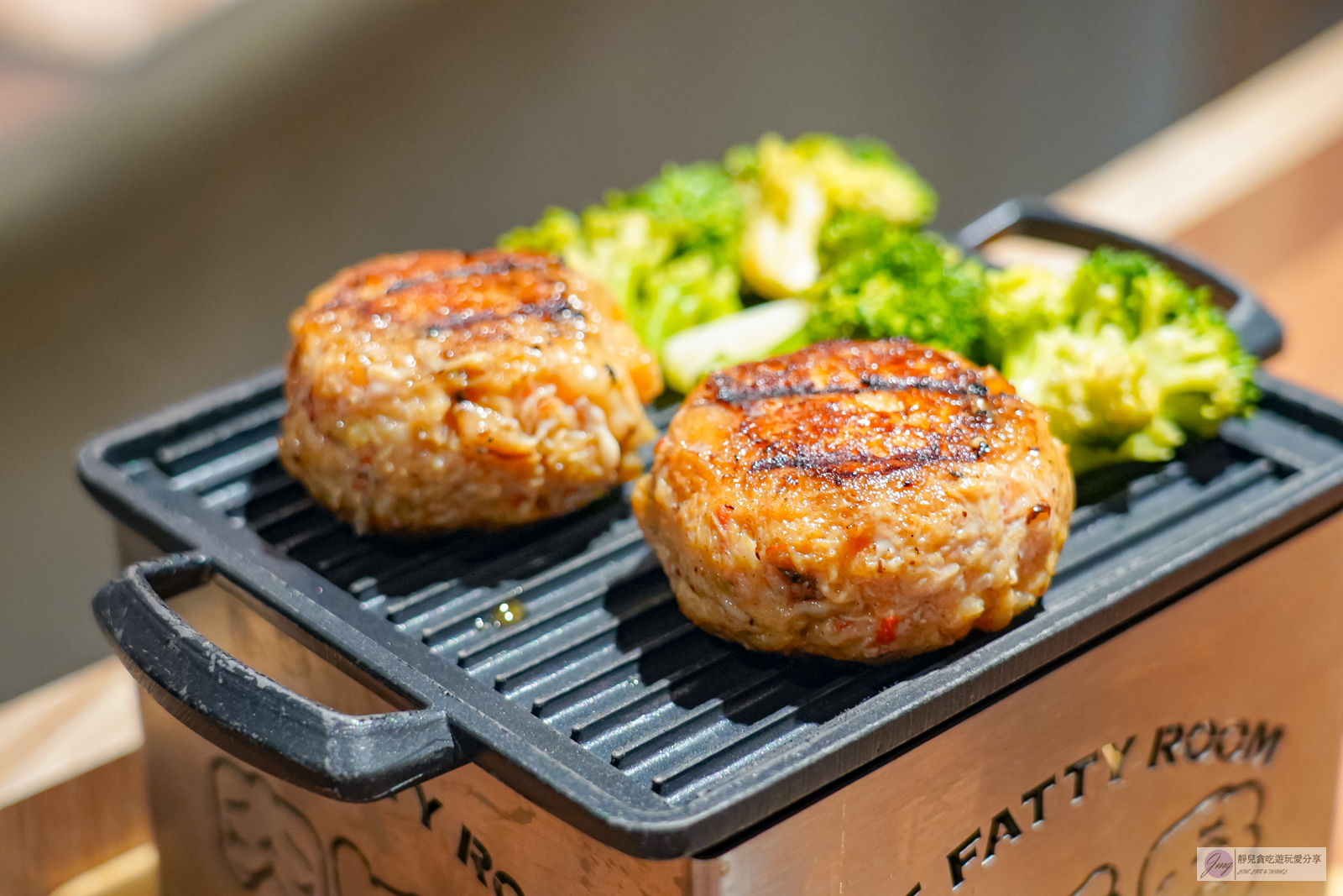 桃園大園美食-肉旨房-預約制!直火炭烤漢堡排定食,鮮蟹肉漢堡排搭配蛋黃超推,挑戰立蛋再送肉排/航棧綠洲店 @靜兒貪吃遊玩愛分享 桃園大園美食-肉旨房-預約制!直火炭烤漢堡排定食,鮮蟹肉漢堡排搭配蛋黃超推,挑戰立蛋再送肉排/航棧綠洲店 @靜兒貪吃遊玩愛分享