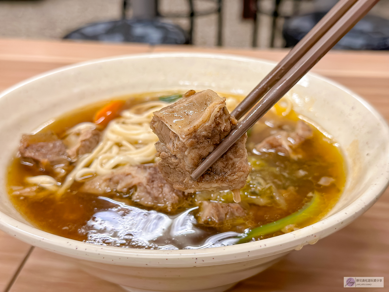 苗栗苑裡美食-九妹牛肉麵館-隱藏在60年老宅內!免費無限加牛油特製辣醬,湯頭感甜份量十足/鄰近苑裡火車站 @靜兒貪吃遊玩愛分享 苗栗苑裡美食-九妹牛肉麵館-隱藏在60年老宅內!免費無限加牛油特製辣醬,湯頭感甜份量十足/鄰近苑裡火車站 @靜兒貪吃遊玩愛分享