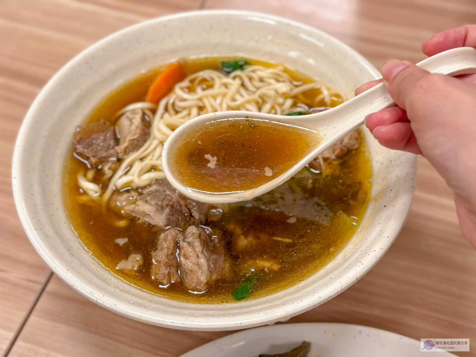 苗栗苑裡美食-九妹牛肉麵館-隱藏在60年老宅內!免費無限加牛油特製辣醬,湯頭感甜份量十足/鄰近苑裡火車站 @靜兒貪吃遊玩愛分享 苗栗苑裡美食-九妹牛肉麵館-隱藏在60年老宅內!免費無限加牛油特製辣醬,湯頭感甜份量十足/鄰近苑裡火車站 @靜兒貪吃遊玩愛分享