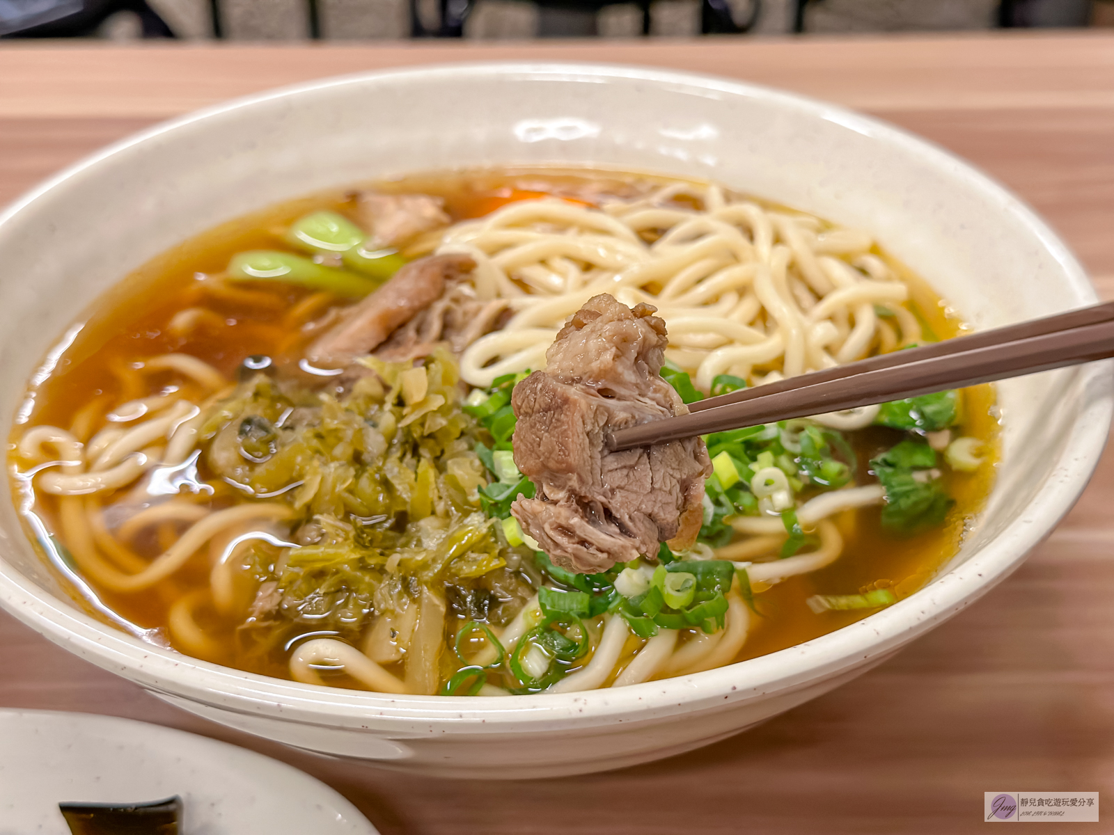 苗栗苑裡美食-九妹牛肉麵館-隱藏在60年老宅內!免費無限加牛油特製辣醬,湯頭感甜份量十足/鄰近苑裡火車站 @靜兒貪吃遊玩愛分享 苗栗苑裡美食-九妹牛肉麵館-隱藏在60年老宅內!免費無限加牛油特製辣醬,湯頭感甜份量十足/鄰近苑裡火車站 @靜兒貪吃遊玩愛分享