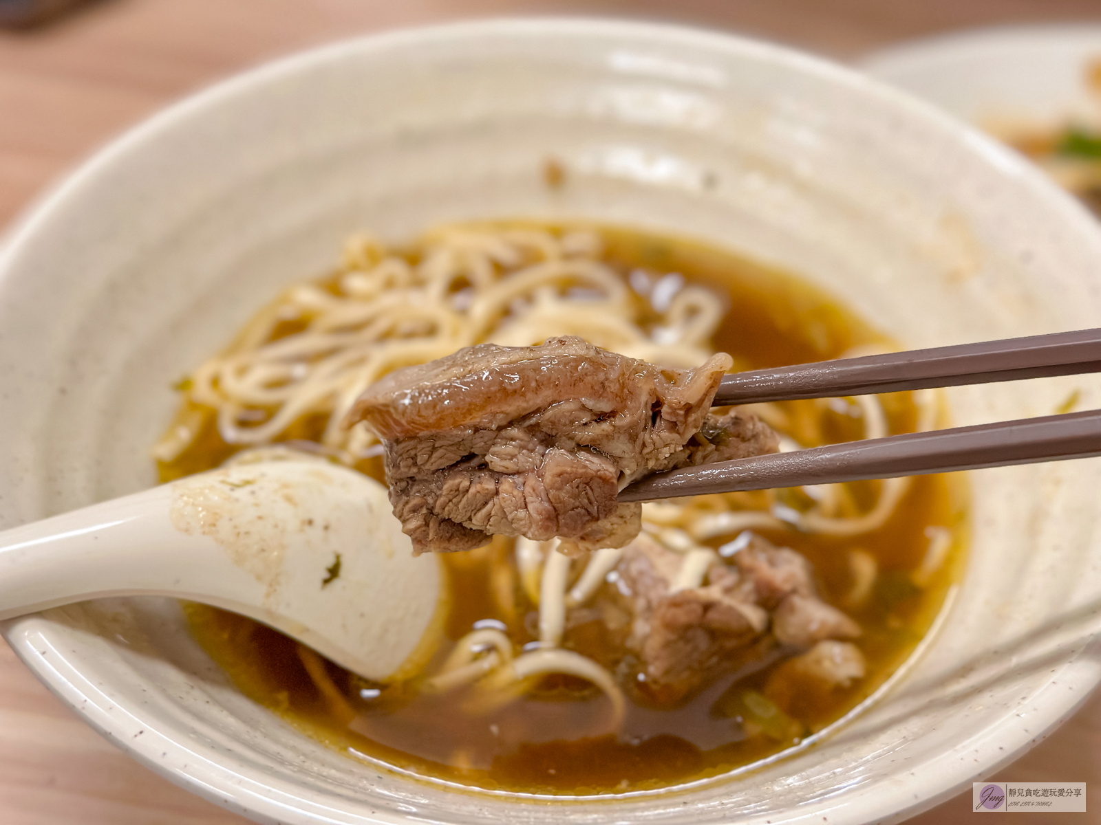 苗栗苑裡美食-九妹牛肉麵館-隱藏在60年老宅內!免費無限加牛油特製辣醬,湯頭感甜份量十足/鄰近苑裡火車站 @靜兒貪吃遊玩愛分享 苗栗苑裡美食-九妹牛肉麵館-隱藏在60年老宅內!免費無限加牛油特製辣醬,湯頭感甜份量十足/鄰近苑裡火車站 @靜兒貪吃遊玩愛分享
