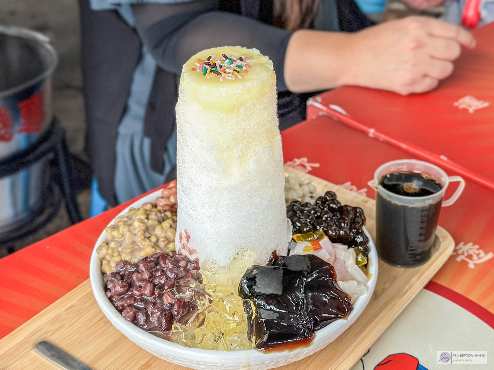 苗栗卓蘭美食-良美豆花-在地人氣老店！傳統古早味豆花，多達8種配料，爆多料浮誇的綜合牛奶冰，食尚玩家推薦美食/鄰近卓蘭峩崙廟 @靜兒貪吃遊玩愛分享