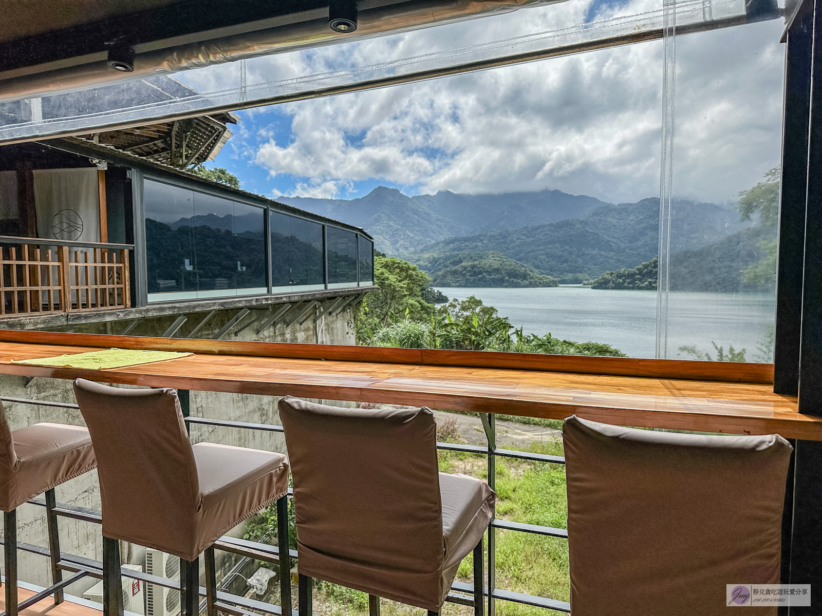 環湖咖啡好食 二館-預約制!一時段開放5組,270度絕美山湖美景,日式禪風座位裡吃拉麵 @靜兒貪吃遊玩愛分享 環湖咖啡好食 二館-預約制!一時段開放5組,270度絕美山湖美景,日式禪風座位裡吃拉麵 @靜兒貪吃遊玩愛分享