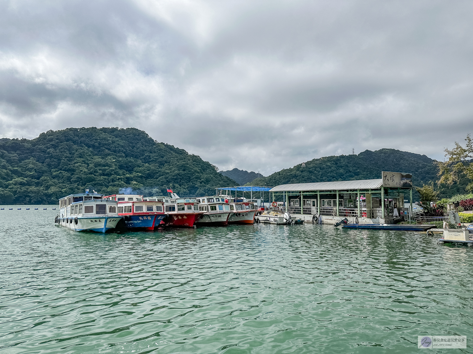 環湖咖啡好食 二館-預約制!一時段開放5組,270度絕美山湖美景,日式禪風座位裡吃拉麵 @靜兒貪吃遊玩愛分享 環湖咖啡好食 二館-預約制!一時段開放5組,270度絕美山湖美景,日式禪風座位裡吃拉麵 @靜兒貪吃遊玩愛分享