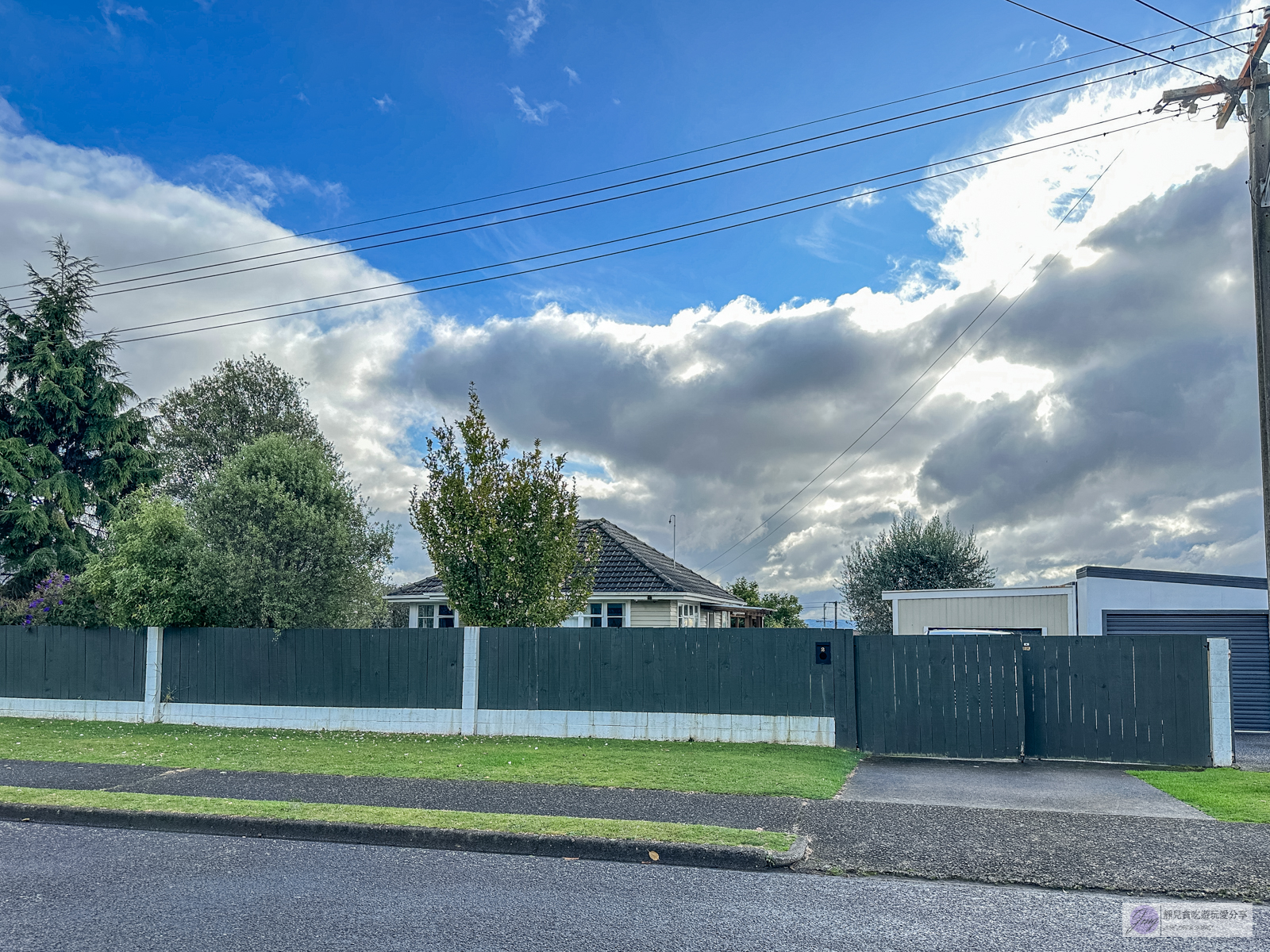 紐西蘭住宿-羅托魯瓦Rotorua-絕美歐式鄉村villa,平均一人一晚$1100,獨立大後院、開放式廚房、三間臥房的包棟民宿 @靜兒貪吃遊玩愛分享 紐西蘭住宿-羅托魯瓦Rotorua-絕美歐式鄉村villa,平均一人一晚$1100,獨立大後院、開放式廚房、三間臥房的包棟民宿 @靜兒貪吃遊玩愛分享