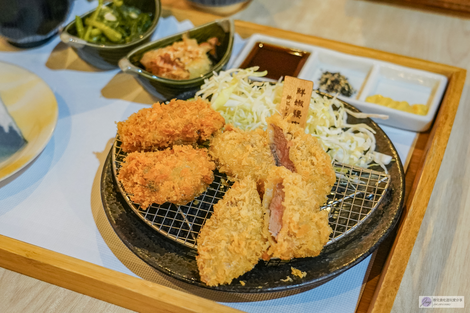 呷犇熟成牛力ツ。日式炸牛排專賣店-日式炸牛排，最低只要280元，免費自助吧咖哩、牛肉壽喜燒、味噌湯無限續 @靜兒貪吃遊玩愛分享