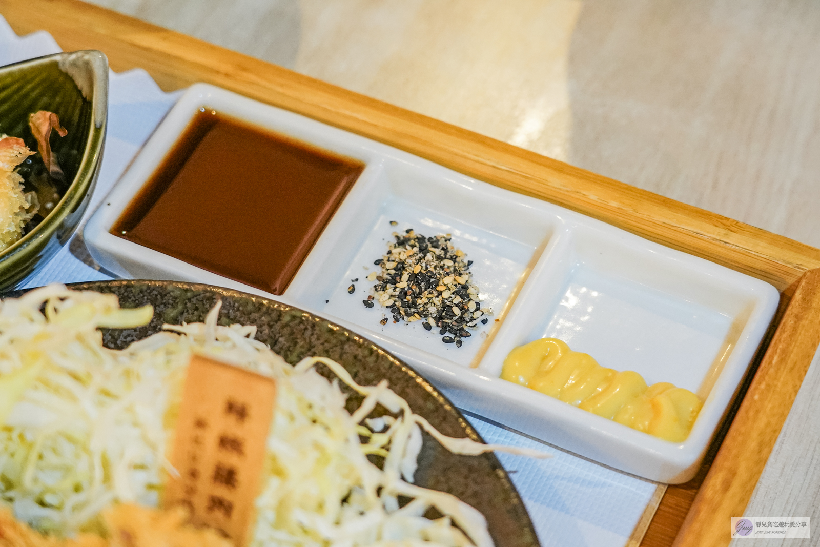 呷犇熟成牛力ツ。日式炸牛排專賣店-日式炸牛排，最低只要280元，免費自助吧咖哩、牛肉壽喜燒、味噌湯無限續 @靜兒貪吃遊玩愛分享
