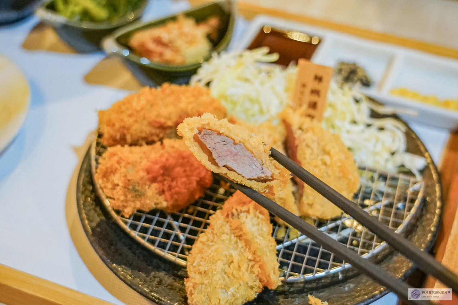 呷犇熟成牛力ツ。日式炸牛排專賣店-日式炸牛排，最低只要280元，免費自助吧咖哩、牛肉壽喜燒、味噌湯無限續 @靜兒貪吃遊玩愛分享