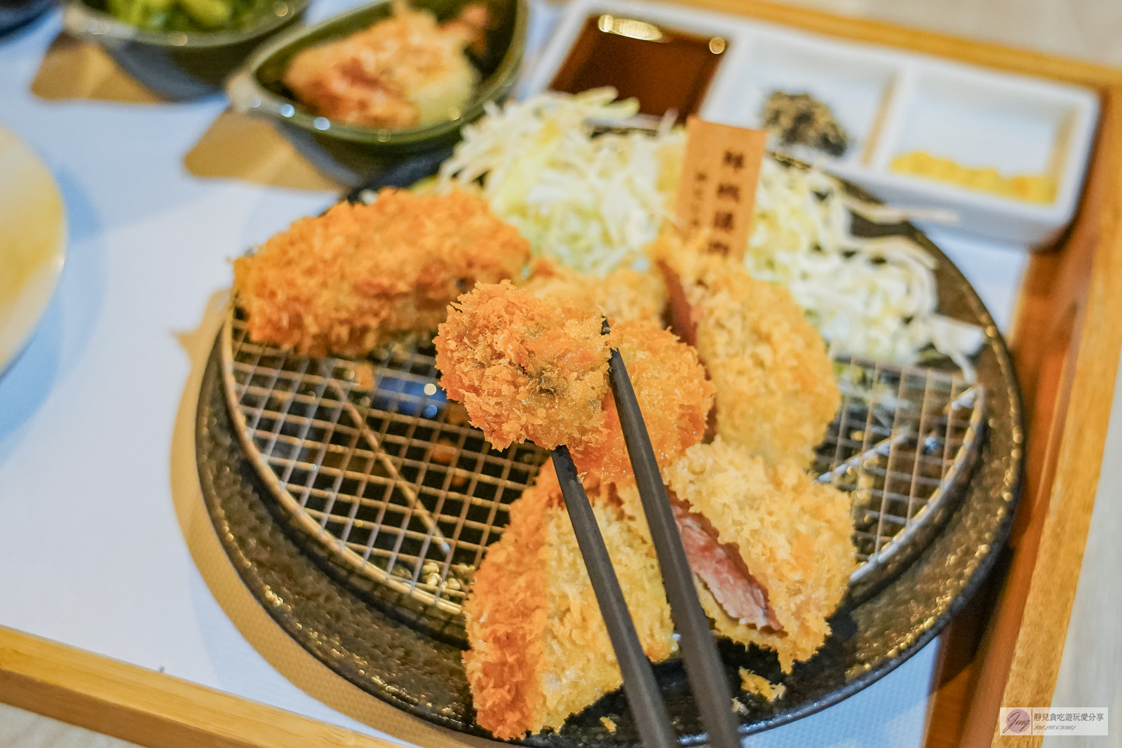 呷犇熟成牛力ツ。日式炸牛排專賣店-日式炸牛排，最低只要280元，免費自助吧咖哩、牛肉壽喜燒、味噌湯無限續 @靜兒貪吃遊玩愛分享