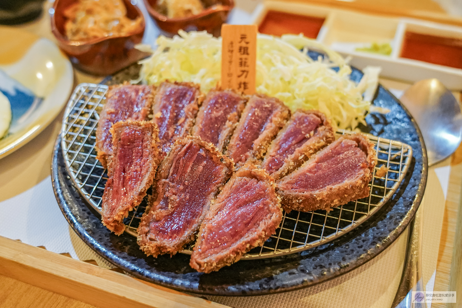 呷犇熟成牛力ツ。日式炸牛排專賣店-日式炸牛排，最低只要280元，免費自助吧咖哩、牛肉壽喜燒、味噌湯無限續 @靜兒貪吃遊玩愛分享