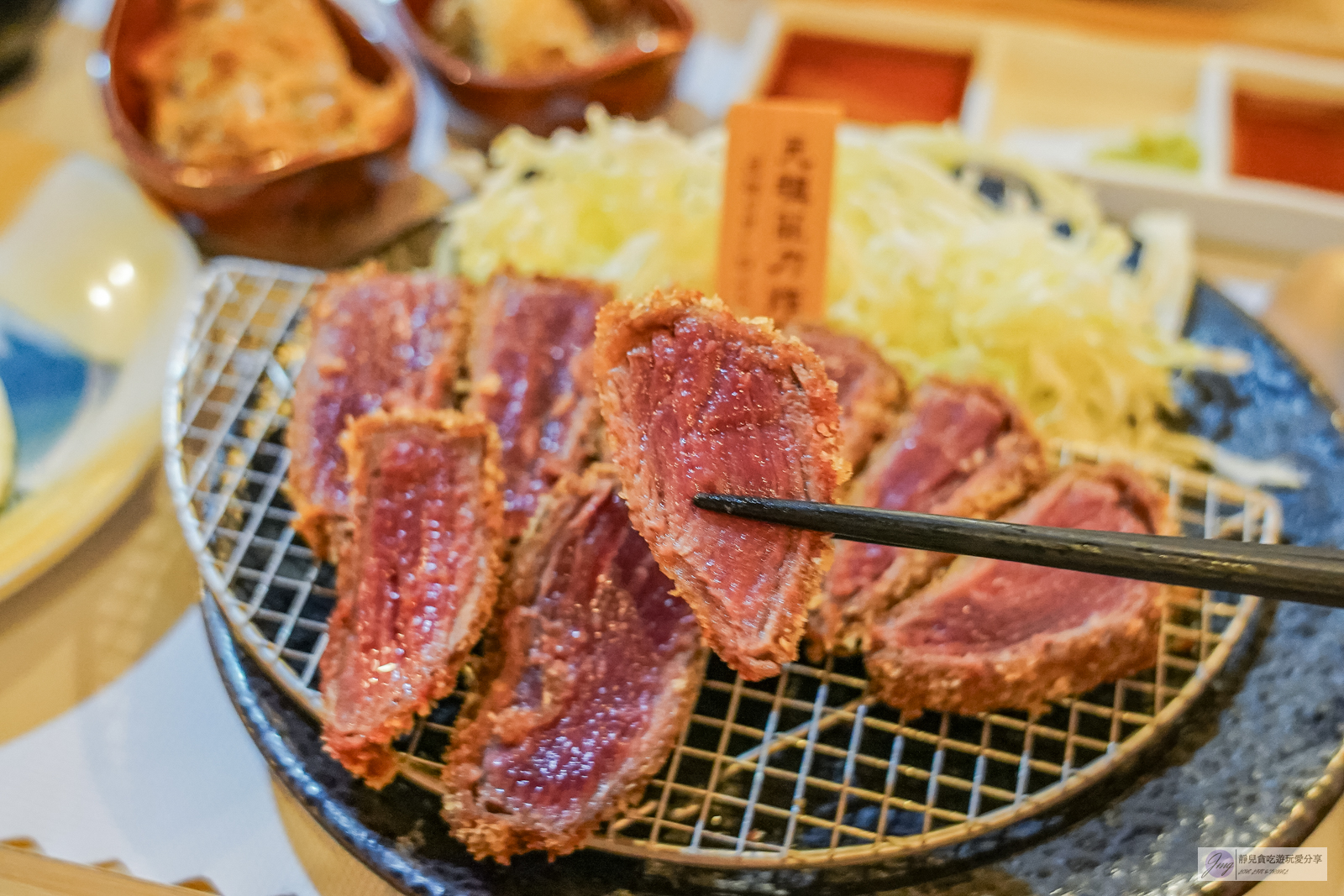呷犇熟成牛力ツ。日式炸牛排專賣店-日式炸牛排，最低只要280元，免費自助吧咖哩、牛肉壽喜燒、味噌湯無限續 @靜兒貪吃遊玩愛分享